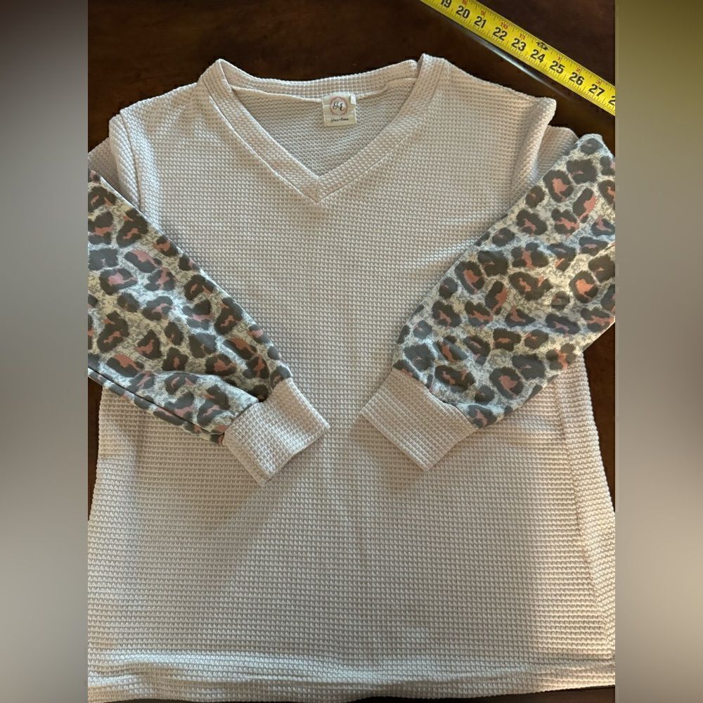 Grace&Emma Leopard Print Waffle Vneck Tunic Long Sleeve Cream and Pink Size M